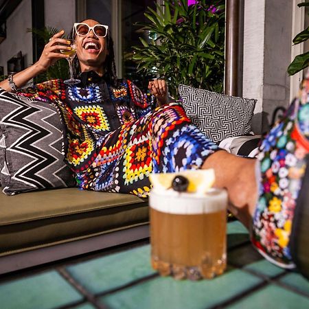 ホテル Qt メルボルン エクステリア 写真 A woman drinking a beer
