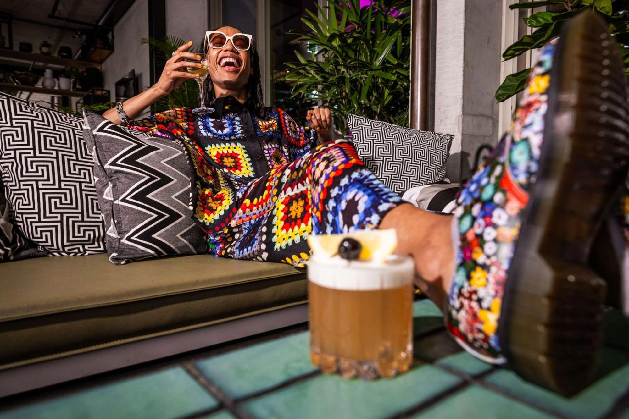 ホテル Qt メルボルン エクステリア 写真 A woman drinking a beer