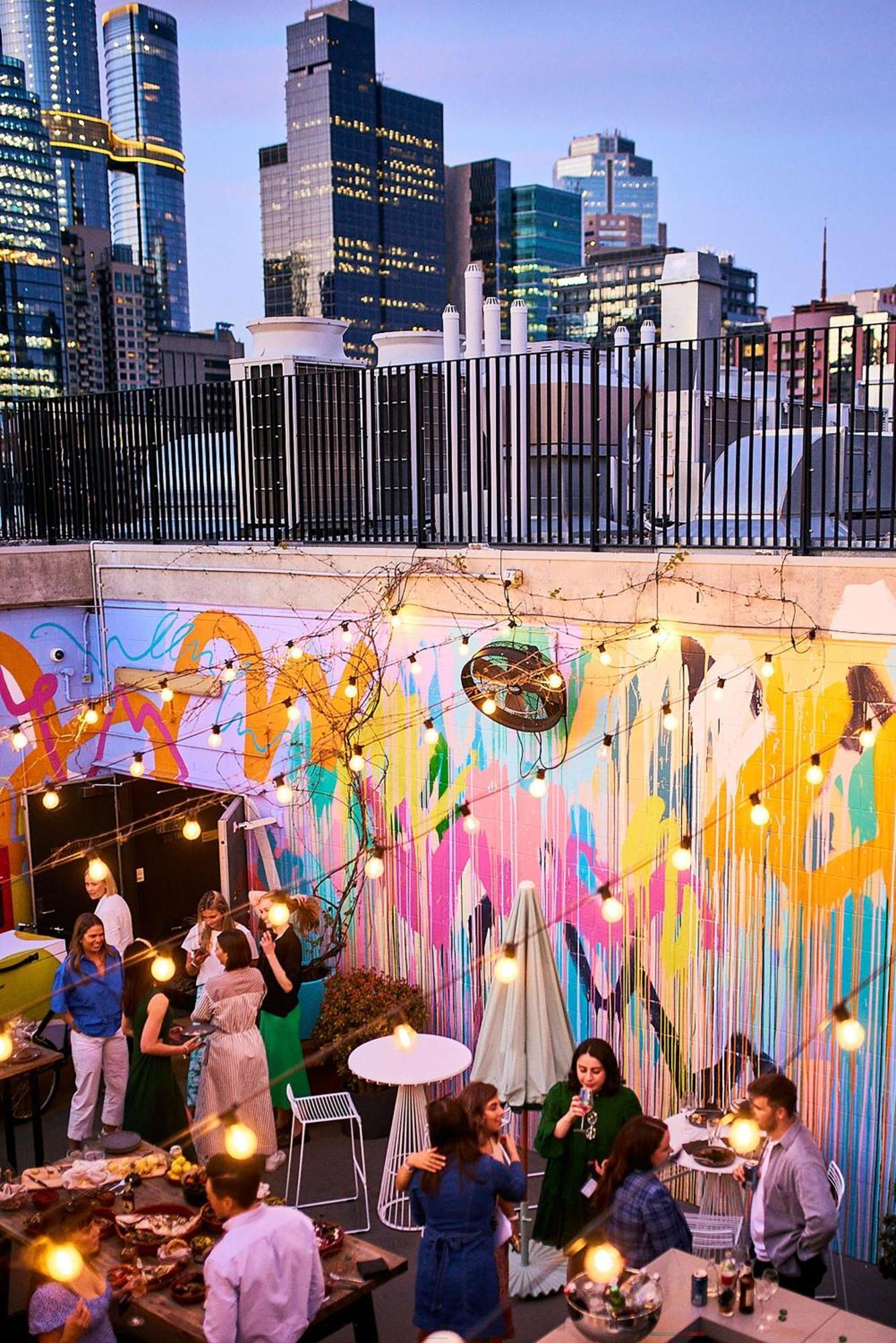 ホテル Qt メルボルン エクステリア 写真 The courtyard at the 2018 edition of the festival