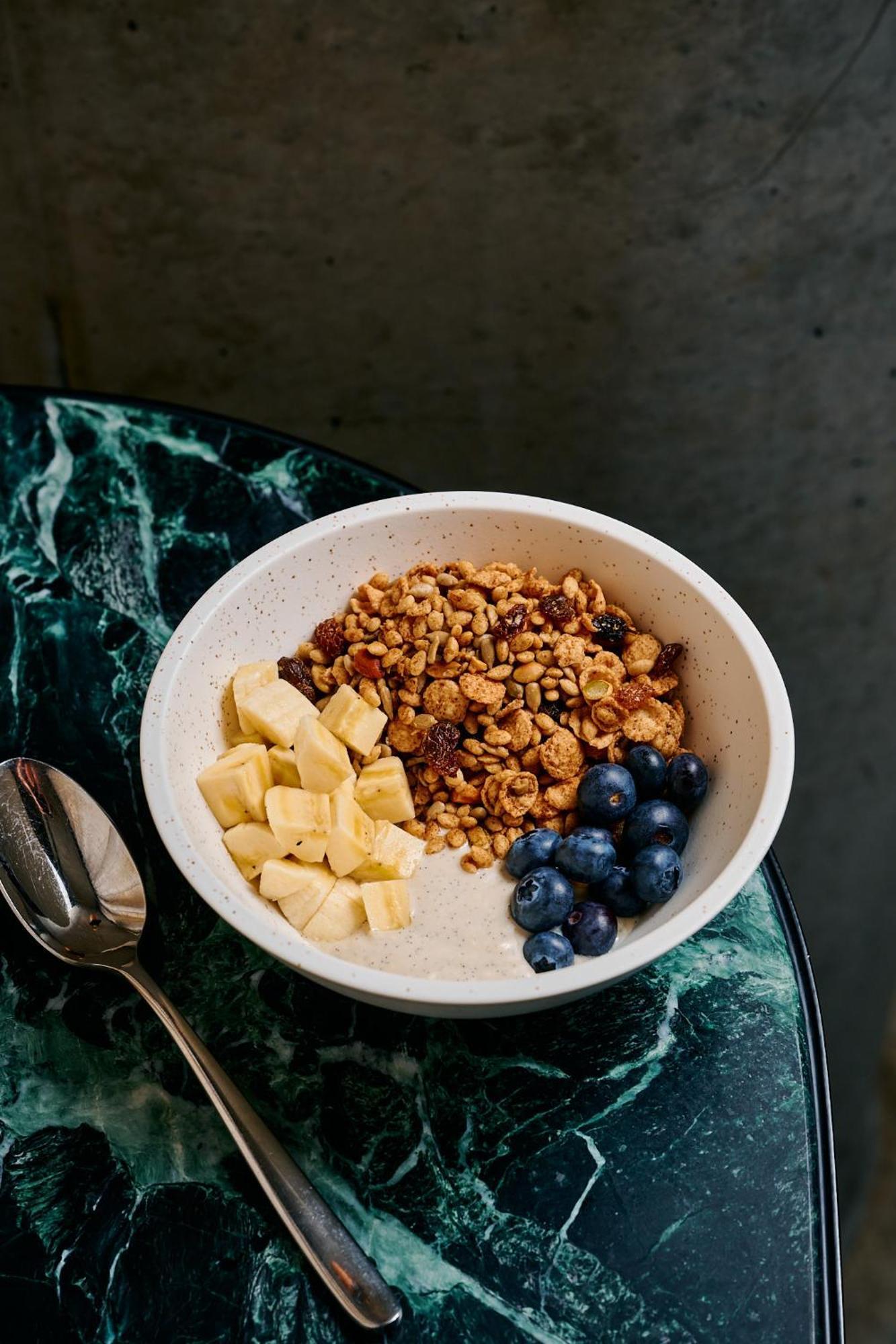 ホテル Qt メルボルン エクステリア 写真 Müsli with fruit and yoghurt