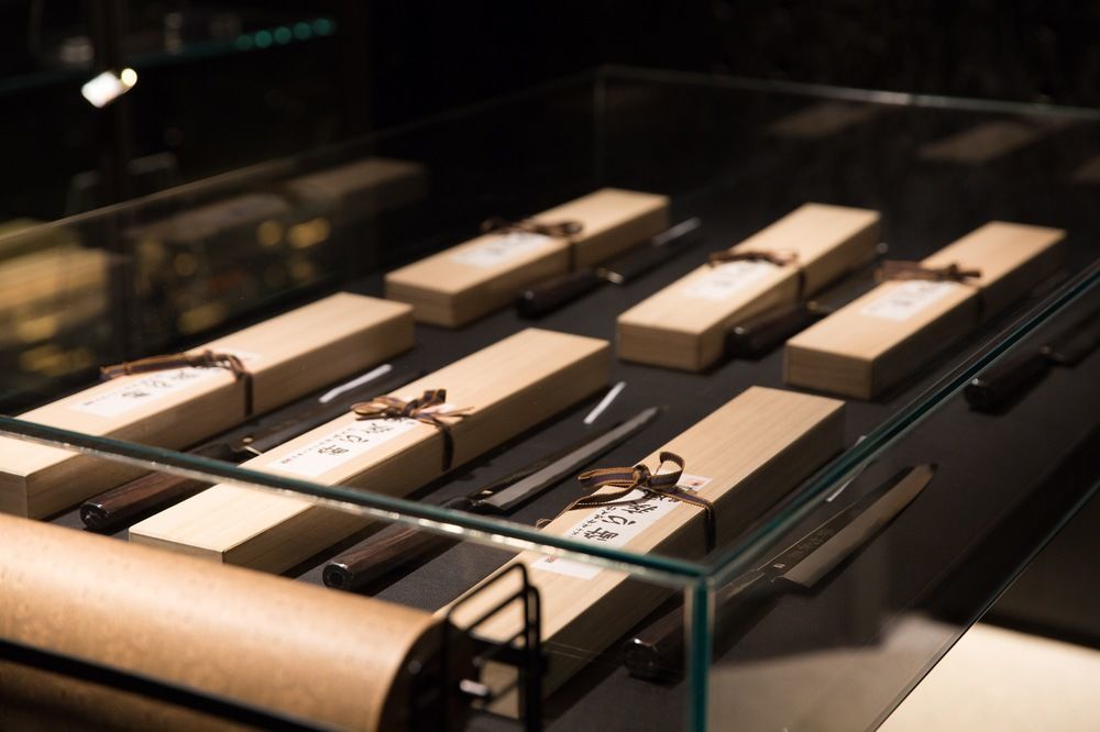 ホテル Qt メルボルン エクステリア 写真 A display of chocolate bars at a shop in Paris