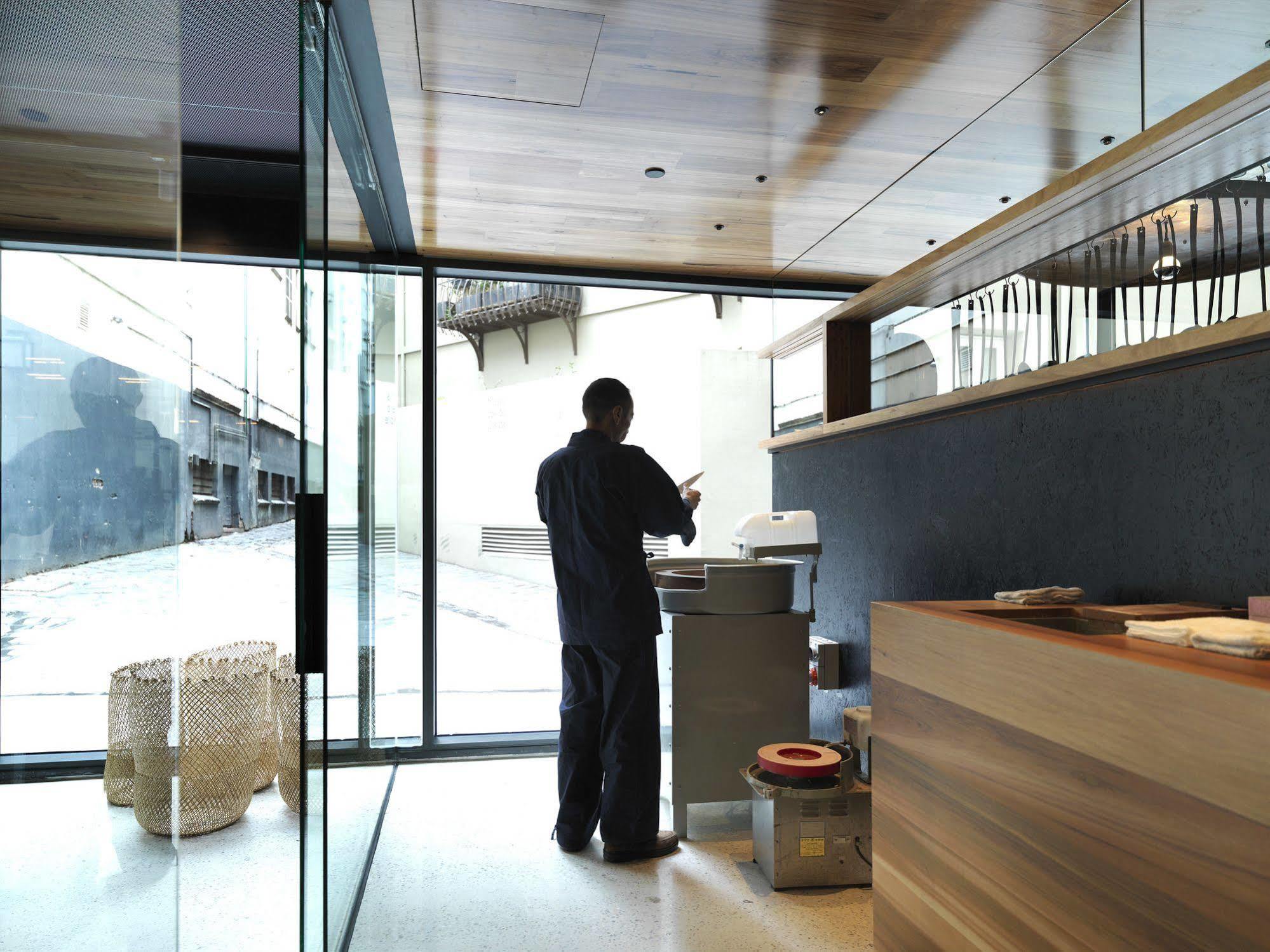ホテル Qt メルボルン エクステリア 写真 A barista at work